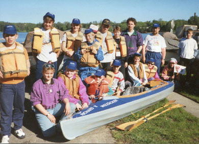 Schülerinnen und Schüler aus Havelberg, Sulingen und Wolfsburg bei ihrer Paddeltour für die Deutsche Einheit 1990. Stehend zweiter von rechts: Klaus Lemme. Daneben links Hans-Jürgen Wille