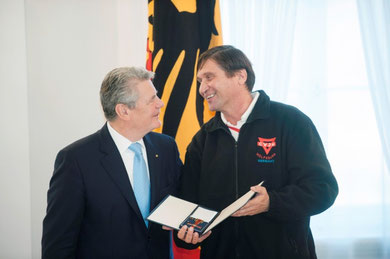 Manfred Wille links) im Gepräch mit Bundespräsident Joachim Gauck