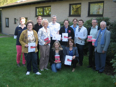 Manuela Bauch (von links) vom CVJM LandesVerband Hannover, Sigrid Wille, Manfred Wille, Gisela Reichelt-Zimmermann, Michael Meixner, Mareile Pieper, Ferdinand Uecker, Emma Leicht, Marcio Holzer, Artur Stark, Daniel Janzen, Robert Fischer