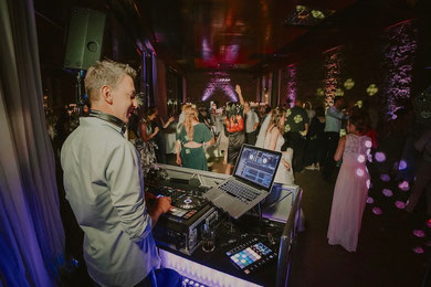 Hochzeits DJ Köln: Timo Blößer von hinten am DJ Pult mit Blick auf die Tanzfläche in der Godesburg