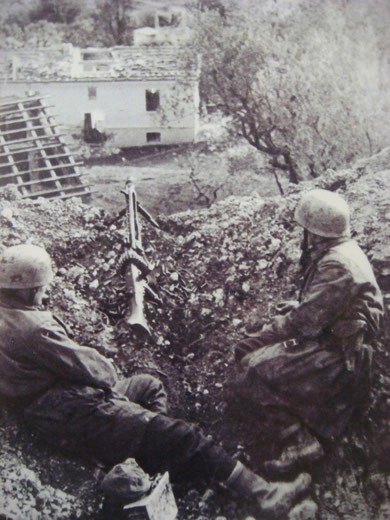 German Fallschiermjaeger with a MG42