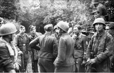 Alex Uhlig and his men (2nd from right with no helmet / courtesy Bundesarchiv)