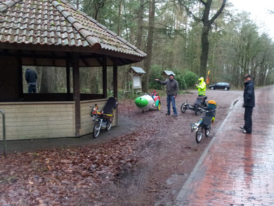 Die Tour führte nach Wiefelstede zur Besichtigung einer Polsrerei, in der noch das alte Hanwerk von einem erfahrenen Meister seines Faches ausgeübt wird.