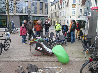 Die Liegeradgruppe am Waffenplatz. Wem gehört das "Liegerad" ganz vorne?