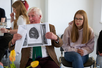 Kees Koremann berichtet über seinen Vater beim Erzählcafé anlässlich des 80. Jahrestags der Befreiung des Stalag X B. Foto: C. Karstensen, 29.4.2025
