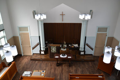 ある朝の　旭東教会礼拝堂　葬儀・告別式の式場空間です