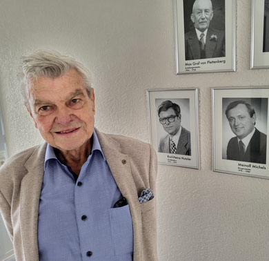 Karl-Heinz Hutzler im Sommer 2023 vor seinem Bild in der "Ahnengalerie" im Rathaus. Foto: Hubertus Hartmann