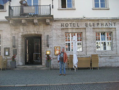 Michael Kühn vor dem Weimarer Hotel "Elephant"