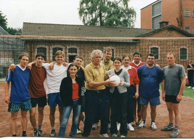 Rudi Stein (Sechster von links) mit Sozialsvolleyballerinnen und Sozialvolleyballer