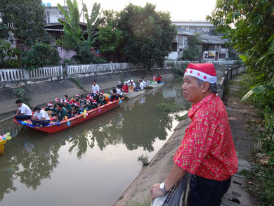 Professor Dr. Wasan Jompakdee schaut stolz auf den renaturierten Kanal