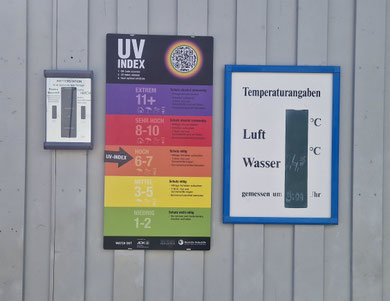 Schild im Eingangsbereich des Waldbades, das den tagesaktuellen UV-Index und die zu ergreifenden Schutzmaßnahmen anzeigt