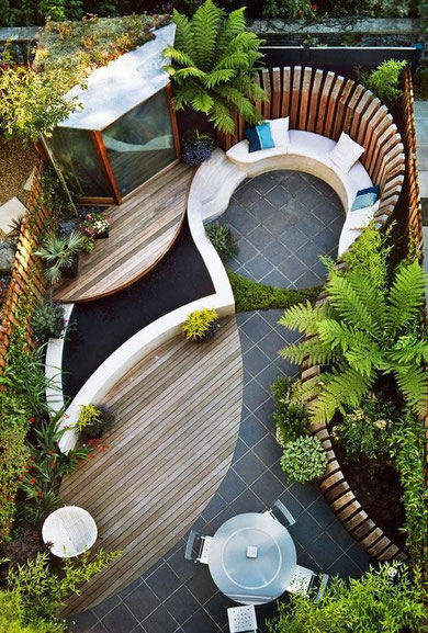 Petit jardin urbain composé d'un petit espace en ville et de jardinières