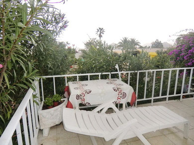 Gartenblick von der Terrasse des kleinen Hauses zur Langzeitmiete.