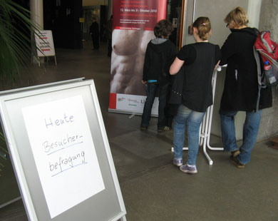 (Foto: Besucherbefragung am Ausgang der Ausstellung)