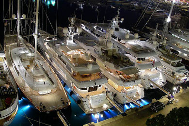 Der Yachthafen in Monaco gehört zu den Treffpunkten der Superreichen. Foto: Reinhard Wolf, Talstraße 13, 63128 Dietzenbach. (selbst fotografiert), CC BY-SA 3.0 <http://creativecommons.org/licenses/by-sa/3.0/>, via Wikimedia Commons
