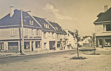 Le centre commerçant d'Evrecy (Calvados) en cours de reconstruction vers 1955