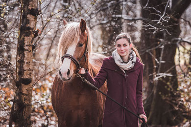 Luminoso und Saskia Heinrichs, Pferdetrainerin (Foto: Kimberly Faßbender)