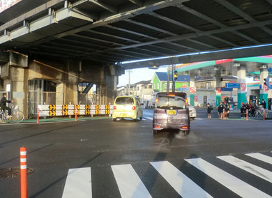 直進車が（黄色の車）学童が待機する歩道部分（ガートレール下の緑の所）に衝突する