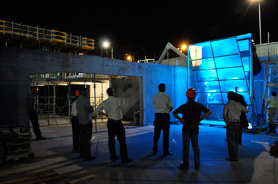 Durant un test nocturne, le client, l’architecte et l’entreprise générale évaluent la qualité de l’éclairage de la façade.