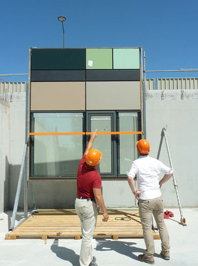 Essai d’installation des éléments préfabriqués de la façade