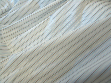 feine Streifen in braun-blau auf weißem Viskosestoff