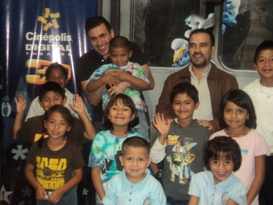El cantante guatemalteco Francisco Paez junto a Christian Contreras (Gerente de Cinépolis Miraflores) y los niños que vieron Los Pitufos.