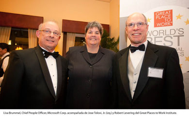 Lisa Brummel, Chief People Officer, de Microsoft Corp., acompañada de Jose Tolovi Jr. (izq) y Robert Levering del Great Places to Work Institute.