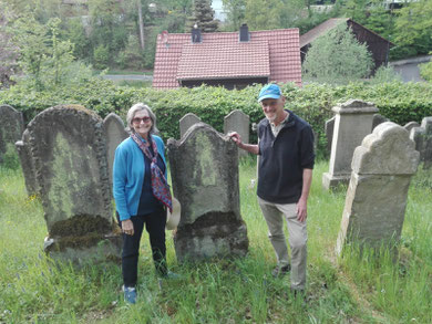 Foto: Elisabeth Sternberg-Siebert - Am Grab von Großvater Raphael Flörsheim