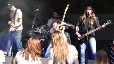 Als The NoNames rockten sie schon die Bühne beim Buxtehuder Altstadtfest. Jetzt treten die jungen Musiker aus Stade und Drochtersen als Purp! beim Local Heroes Bandcontest an. Foto: Weselmann