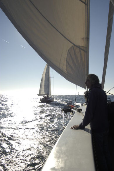 Le Garçon Est Assis Sur Un Bateau Avec Une Bobine De Fil De Pêche Dans Les  Mains, Un Appât Et Un Hameçon Sont Prêts Sur La Ligne De Pêche, Il Se  Prépare