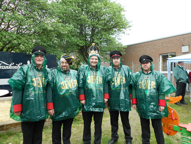 Minister André Reinhard, König Manni Schmitz, Jungkaiser Benny Effertz, Minister Philipp Lauter, Adjutant Carsten Lauter im Regenoutfit!