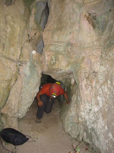 La speleologa Dalma che esce dalla grotta