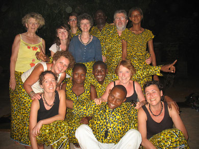 Au Burkina Faso, lors d'une fête importante, tout le monde porte le même pagne. chacun le coud à sa guise ! Pour la fête du dernier soir à Siniana, les stagiaires ont emboîté le pas de la tradition !