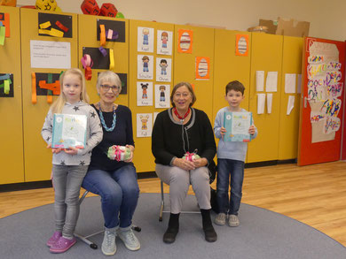 Gabi Meyhöfer & Monika Ringleben-Fricke sind bereits als Lesepaten dabei. Leni und Noah-Fynn bedanken sich im Namen der Klassen 1a + 1b für die tolle Unterstützung mit einem Osterpresent.