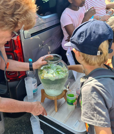selbstgemachte Kräuterlimo war eine Erfrischung auch für die jungen Teilnehmer (Foto CH Buchen)