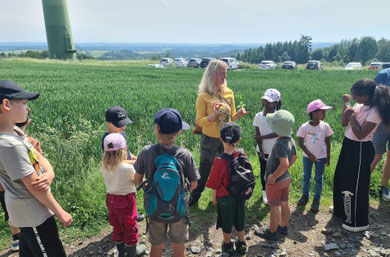 Ina Klinkenberg erläutert den Kindern und Jugendlichen die gefundenen Schätze (Foto CH Buchen)