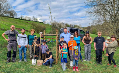 Die NABU-Kinder- und Jugendgruppe pflanzte im Naturschutzgebiet Warnsbachtal den „Baum des Jahres 2026“, eine Zitterpappel. Foto: Christoph Buchen