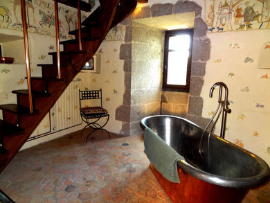 weekend chateau-fort Salle de bains chambre médiévale La Tour de Guet