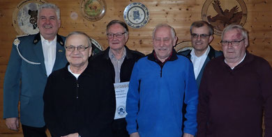 Die Vorsitzenden ehren langjährige Mitglieder (v.l.n.r.): Stefan Böker (1. Vorsitzender), Winfried Dietz, Werner Olbrich, Manfred Pausch, Harald Friedrich (2. Vorsitzender) und Heinz Mohr.