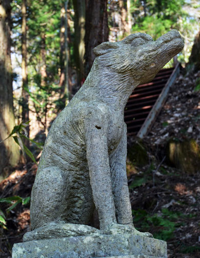 田子町の夏坂にある「山ノ神社」のオオカミの石像