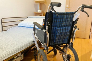 室内の車いすと介護ベッド