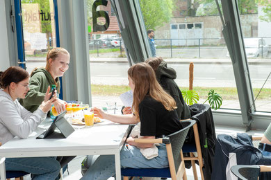 Schüler und Schülerinnen bei der Vorstellunge der JUW im TGZI