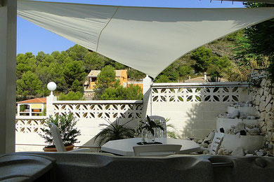 Auf dem Bild sieht man den Sitzplatz am Whirlpool der Villa Gandia Hills