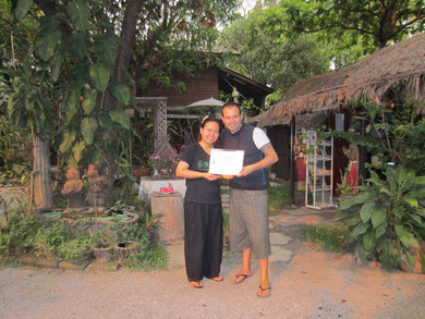 Joss con su Kru (maestra) en The School of Massage for Health. Chiang Mai . Thailand