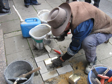 Gunter Demnig beim Setzen der Stolpersteine für die Bottroper Familie Preker am 31.10.2009. Foto: Stadt Bottrop