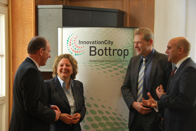 Von links: Oberbürgermeister Bernd Tischler, Ministerin Svenja Schulze, Professor Manfred Fischedick (Wuppertal Institut) und Markus Palm (InnovationCity Managementgesellschaft).