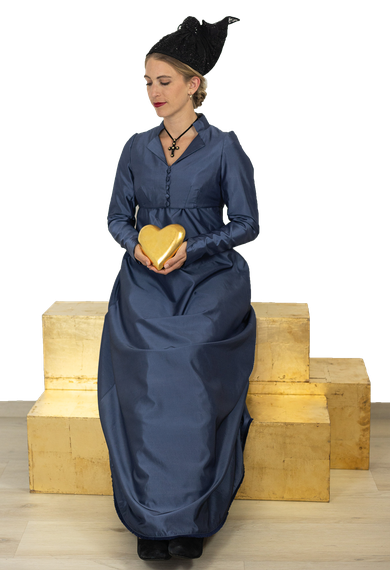 Das goldene Herz unserer Gemeinschaft strahlt auch im Empirekleid! Foto: Melanie Peterseil – Fine Art Photography