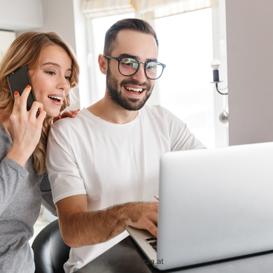 Persönliche Betreuung: Ein Paar nutzt den Vallazza-Service – telefonisch & online.