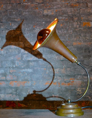 Findling-Lampe "Concerto"; Trompetentrichter + alte Lampenteile; neigbar; verkauft
