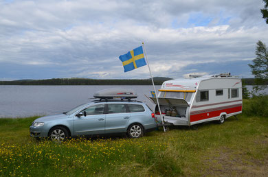 Svenska vit flaggstång med svenska flagga....   ;-)